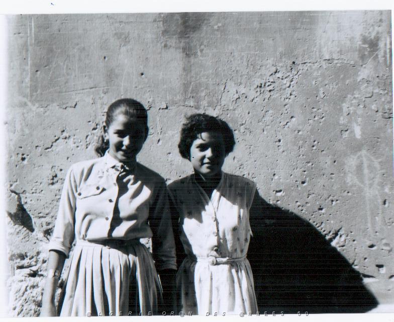 a gauche ma soeur colette avec une amie.jpg